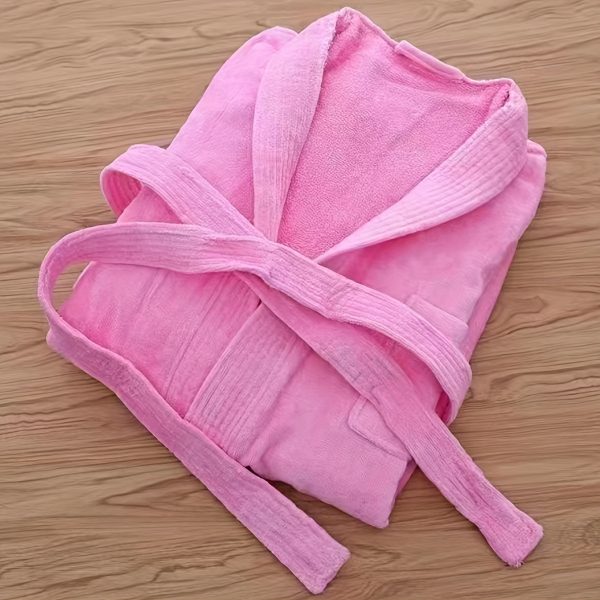 🛁 روب حمام ناعم وماصّ – أزرق فاتح مبطن بالفليس 🛁 استمتع بالراحة بعد الاستحمام مع روب فاخر طويل الأكمام بلون أزرق فاتح، مصنوع من قماش ماصّ وناعم مبطن بالفليس المنفوش. ✅ قماش ناعم وماصّ للماء يجفف بسرعة. ✅ مبطن بالفليس لدفء إضافي وراحة فائقة. ✅ حزام خصر عملي لتثبيت مريح. ✅ مثالي للاستخدام في الحمام، غرفة النوم أو بجانب المسبح. الدفء والراحة في قطعة واحدة بعد كل استحمام. ✨