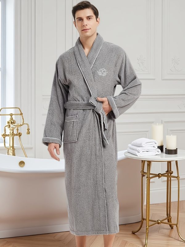 🛁 روب حمام قطني فاخر – للرجال والنساء 🛁 استمتع بالراحة والفخامة بعد الاستحمام مع روب حمام قطني 100%، مناسب للأزواج وللاستخدام في البيت أو الفنادق. ✅ قماش قطني ناعم ماصّ للماء بسرعة. ✅ تصميم كامل الجسم يمنحك دفء وراحة مثالية في الربيع والخريف. ✅ مناسب للرجال والنساء مع مقاسات تناسب الجميع. ✅ مثالي للاستخدام في البيت أو كروب فندقي فاخر. الدفء والراحة والفخامة في قطعة واحدة. ✨ - Image 6