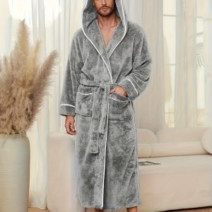 🛁 روب رجالي فاخر – فليس أسود بتصميم ألوان متناسقة 🛁 دلّل نفسك بالدفء والراحة مع روب رجالي فاخر مصنوع من قماش الفليس الناعم، بتصميم بغطاء رأس وحزام خصر لمظهر أنيق وعملية عالية. ✅ قماش فليس ناعم ودافئ مثالي للاسترخاء في البيت أو الفندق. ✅ تصميم ألوان متناسقة يضفي لمسة عصرية. ✅ أكمام طويلة مع حزام خصر لتثبيت مريح. ✅ قابل للغسيل في الغسالة لسهولة العناية. الفخامة والراحة التي تناسبك في كل لحظة استرخاء. ✨