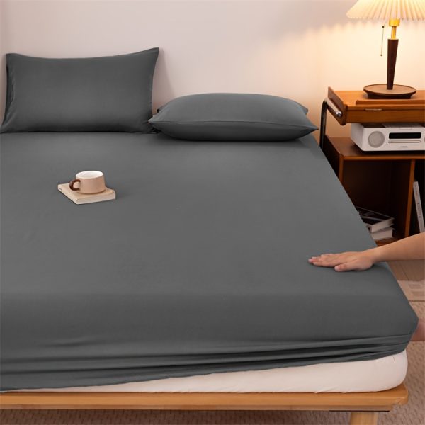 🛏️ طقم ملاية رمادي داكن – أناقة وفخامة لكل الفصول 🛏️ استمتع بنوم مريح مع ملاية فاخرة بلون رمادي داكن، مصممة بجودة عالية تناسب الفنادق والمنازل. ✅ قماش ناعم وممشط يمنحك إحساس دافئ ومريح. ✅ مقاومة للتجعد وما تكوّر حتى بعد الغسيل. ✅ مناسبة لكل الفصول وللاستخدام اليومي. ✅ بدون أغطية مخدات (تباع بشكل منفصل). إطلالة أنيقة لسريرك تدوم موسم بعد موسم. ✨ - Image 2