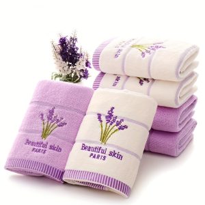 💜 طقم مناشف قطنية – لون أبيض حليبي + بنفسجي لافندر 💜 أضف لمسة نعومة وأناقة لحمامك مع طقم مناشف قطنية فاخرة بلونين أنيقين (أبيض حليبي + بنفسجي لافندر). ✅ قماش قطني ناعم مريح على البشرة. ✅ امتصاص عالي مثالي للاستخدام اليومي. ✅ ألوان أنيقة تضيف لمسة جمالية لحمامك. ✅ مثالية للاستخدام في المنزل أو كهدية أنيقة. الجمال والعملية في طقم مناشف واحد. ✨
