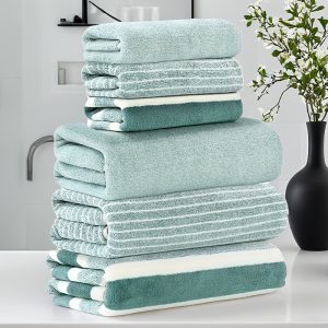 🛁 طقم 6 مناشف فليس كوريلا – ناعمة وسميكة 🛁 دلّل نفسك بالراحة مع طقم مناشف فاخر مصنوع من فليس الكوريلا الناعم، بامتصاص عالي وسُمك إضافي، مثالي للحمام والاستعمال اليومي. ✅ يشمل: 3 مناشف حمام كبيرة + 3 مناشف متوسطة. ✅ قماش فليس كوريلا فخم ناعم على البشرة. ✅ سميكة وماصّة لراحة وتجفيف مثالي. ✅ لون بيج فاتح أنيق يناسب كل الديكورات. ✅ مثالية للاستخدام المنزلي أو كهدية راقية. الفخامة والنعومة تجتمع في طقم مناشف واحد متكامل. ✨