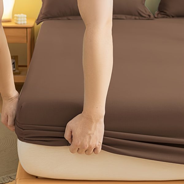 🛏️ ملاية حماية للمرتبة – لون بني سادة 🛏️ حافظ على مرتبتك بأناقة مع ملاية حماية بلون بني سادة مصنوعة من بوليستر ناعم ومتينة للاستخدام اليومي. ✅ ملمس ناعم وانسيابي يضيف راحة وفخامة لسريرك. ✅ تحمي المرتبة من الأوساخ والبقع. ✅ مقاسات تناسب أغلب المراتب. ✅ قابلة للغسيل في الغسالة لسهولة العناية. ✅ بدون أغطية مخدات. الحماية والفخامة في قطعة واحدة تدوم معك لسنوات. ✨ - Image 8
