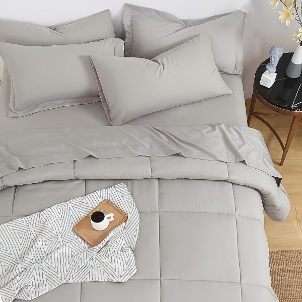 🛏️ طقم لحاف 3 قطع – سميك ودافئ لكل الفصول 🛏️ استمتع بالدفء والفخامة مع طقم لحاف فاخر مكوّن من لحاف منفوش وخفيف مع غطاءين مخدات، بحشوة بوليستر فايبر 100% عالية الجودة. ✅ خفيف ومتنفس مع دفء مثالي لكل المواسم. ✅ متوفر بمقاسات كوين وكينج. ✅ قابل للغسيل في الغسالة لسهولة العناية. ✅ بدون حشوات مخدات (الأغطية فقط). الراحة والأناقة في طقم واحد متكامل لغرفتك. ✨ - Image 7