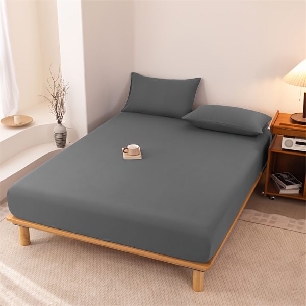 🛏️ طقم ملاية رمادي داكن – أناقة وفخامة لكل الفصول 🛏️ استمتع بنوم مريح مع ملاية فاخرة بلون رمادي داكن، مصممة بجودة عالية تناسب الفنادق والمنازل. ✅ قماش ناعم وممشط يمنحك إحساس دافئ ومريح. ✅ مقاومة للتجعد وما تكوّر حتى بعد الغسيل. ✅ مناسبة لكل الفصول وللاستخدام اليومي. ✅ بدون أغطية مخدات (تباع بشكل منفصل). إطلالة أنيقة لسريرك تدوم موسم بعد موسم. ✨ - Image 5