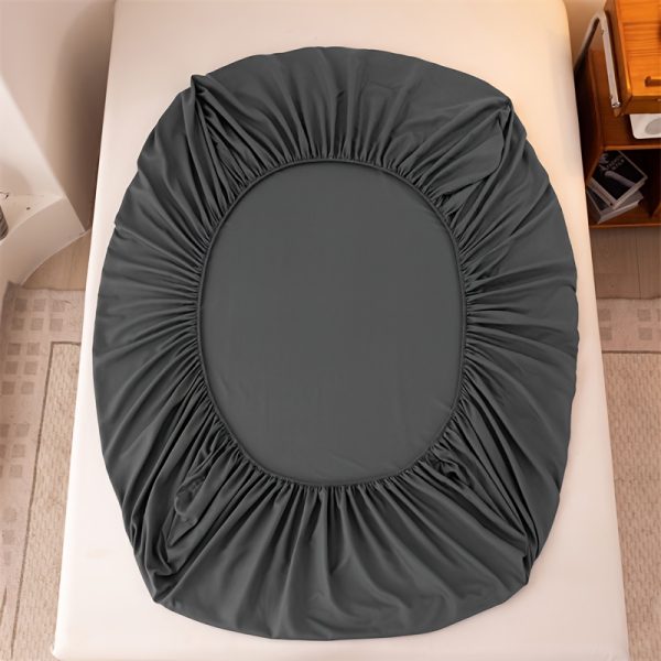 🛏️ طقم ملاية رمادي داكن – أناقة وفخامة لكل الفصول 🛏️ استمتع بنوم مريح مع ملاية فاخرة بلون رمادي داكن، مصممة بجودة عالية تناسب الفنادق والمنازل. ✅ قماش ناعم وممشط يمنحك إحساس دافئ ومريح. ✅ مقاومة للتجعد وما تكوّر حتى بعد الغسيل. ✅ مناسبة لكل الفصول وللاستخدام اليومي. ✅ بدون أغطية مخدات (تباع بشكل منفصل). إطلالة أنيقة لسريرك تدوم موسم بعد موسم. ✨ - Image 4