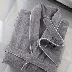 🛁 روب حمام قطني فاخر – للرجال والنساء 🛁 استمتع بالراحة والفخامة بعد الاستحمام مع روب حمام قطني 100%، مناسب للأزواج وللاستخدام في البيت أو الفنادق. ✅ قماش قطني ناعم ماصّ للماء بسرعة. ✅ تصميم كامل الجسم يمنحك دفء وراحة مثالية في الربيع والخريف. ✅ مناسب للرجال والنساء مع مقاسات تناسب الجميع. ✅ مثالي للاستخدام في البيت أو كروب فندقي فاخر. الدفء والراحة والفخامة في قطعة واحدة. ✨