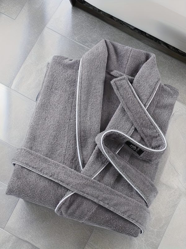 🛁 روب حمام قطني فاخر – للرجال والنساء 🛁 استمتع بالراحة والفخامة بعد الاستحمام مع روب حمام قطني 100%، مناسب للأزواج وللاستخدام في البيت أو الفنادق. ✅ قماش قطني ناعم ماصّ للماء بسرعة. ✅ تصميم كامل الجسم يمنحك دفء وراحة مثالية في الربيع والخريف. ✅ مناسب للرجال والنساء مع مقاسات تناسب الجميع. ✅ مثالي للاستخدام في البيت أو كروب فندقي فاخر. الدفء والراحة والفخامة في قطعة واحدة. ✨
