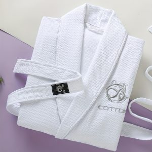 🛁 روب رجالي قطن 100% – ستايل ويفل خفيف 🛁 دلّل نفسك بالراحة مع روب رجالي قطني بالكامل بتصميم ويفل أنيق، خفيف الوزن ولون سادة كلاسيكي. ✅ قماش قطن 100% ناعم وماصّ للماء. ✅ تصميم ويفل أنيق يضيف لمسة فخامة بسيطة. ✅ خفيف ومريح مثالي كبيجامة أو روب صيفي. ✅ مناسب للاستخدام اليومي في المنزل أو الفنادق. الأناقة والبساطة في روب عملي يدوم معك. ✨