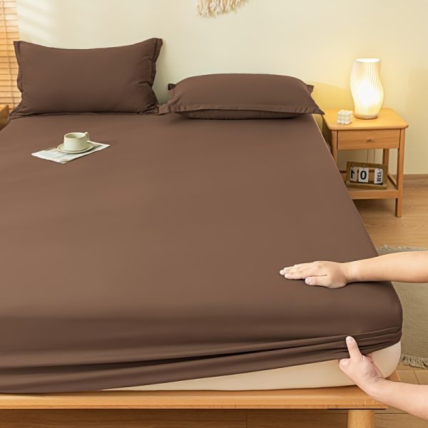 🛏️ ملاية حماية للمرتبة – لون بني سادة 🛏️ حافظ على مرتبتك بأناقة مع ملاية حماية بلون بني سادة مصنوعة من بوليستر ناعم ومتينة للاستخدام اليومي. ✅ ملمس ناعم وانسيابي يضيف راحة وفخامة لسريرك. ✅ تحمي المرتبة من الأوساخ والبقع. ✅ مقاسات تناسب أغلب المراتب. ✅ قابلة للغسيل في الغسالة لسهولة العناية. ✅ بدون أغطية مخدات. الحماية والفخامة في قطعة واحدة تدوم معك لسنوات. ✨ - Image 4