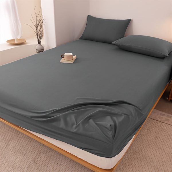 🛏️ طقم ملاية رمادي داكن – أناقة وفخامة لكل الفصول 🛏️ استمتع بنوم مريح مع ملاية فاخرة بلون رمادي داكن، مصممة بجودة عالية تناسب الفنادق والمنازل. ✅ قماش ناعم وممشط يمنحك إحساس دافئ ومريح. ✅ مقاومة للتجعد وما تكوّر حتى بعد الغسيل. ✅ مناسبة لكل الفصول وللاستخدام اليومي. ✅ بدون أغطية مخدات (تباع بشكل منفصل). إطلالة أنيقة لسريرك تدوم موسم بعد موسم. ✨