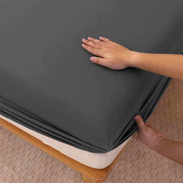 🛏️ طقم ملاية رمادي داكن – أناقة وفخامة لكل الفصول 🛏️ استمتع بنوم مريح مع ملاية فاخرة بلون رمادي داكن، مصممة بجودة عالية تناسب الفنادق والمنازل. ✅ قماش ناعم وممشط يمنحك إحساس دافئ ومريح. ✅ مقاومة للتجعد وما تكوّر حتى بعد الغسيل. ✅ مناسبة لكل الفصول وللاستخدام اليومي. ✅ بدون أغطية مخدات (تباع بشكل منفصل). إطلالة أنيقة لسريرك تدوم موسم بعد موسم. ✨ - Image 6