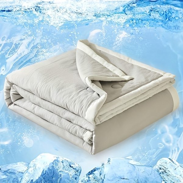 ❄️ لحاف تبريد – لمسة باردة لليالي الصيف ❄️ استمتع بنوم منعش مع لحاف تبريد فاخر مصنوع من قماش بارد يمتص حرارة الجسم، خفيف وناعم ومنفوش ليمنحك الراحة في الليالي الحارة. ✅ قماش بارد الملمس مثالي لمشكلة التعرق الليلي. ✅ تصميم خفيف ومنفوش لراحة وانتعاش. ✅ لون أزرق أنيق يضفي لمسة هدوء لغرفتك. ✅ مثالي لمحبي النوم البارد في الصيف. برودة وراحة ترافقك طول الليل. 🛏️❄️ - Image 6