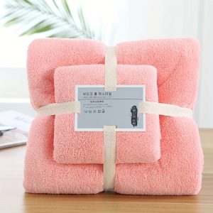 🛁 طقم مناشف حمام مخططة عصرية – 2 قطعة 🛁 أضف لمسة أناقة لحمامك مع طقم مناشف بوليستر فاخرة، فائقة الامتصاص ومناسبة للاستعمال اليومي والفنادق. ✅ يشمل: منشفة كبيرة (140×70 سم) + منشفة صغيرة (75×35 سم). ✅ امتصاص قوي للماء بفضل جودة القماش. ✅ تصميم مخطط عصري يضيف لمسة ديكور راقية. ✅ مثالية للاستخدام في الحمام، النادي الرياضي، السفر أو كهدية. العملية والأناقة تجتمع في طقم مناشف واحد. ✨