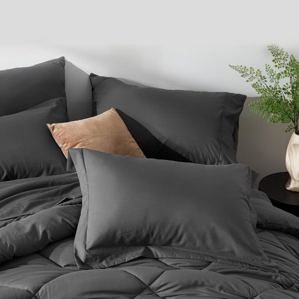 🛏️ طقم لحاف 3 قطع – سميك ودافئ لكل الفصول 🛏️ استمتع بالدفء والفخامة مع طقم لحاف فاخر مكوّن من لحاف منفوش وخفيف مع غطاءين مخدات، بحشوة بوليستر فايبر 100% عالية الجودة. ✅ خفيف ومتنفس مع دفء مثالي لكل المواسم. ✅ متوفر بمقاسات كوين وكينج. ✅ قابل للغسيل في الغسالة لسهولة العناية. ✅ بدون حشوات مخدات (الأغطية فقط). الراحة والأناقة في طقم واحد متكامل لغرفتك. ✨ - Image 11