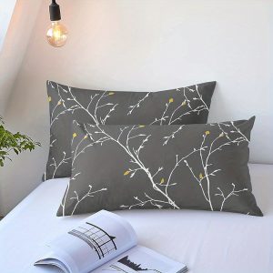 🌿 طقم أغطية مخدات بتصميم كلاسيكي أنيق – رمادي مع فروع بيضاء ولمسات صفراء 🌿 أضف لمسة ديكور فريدة لغرفتك مع عدد 2 غطاء مخدة فاخر مصنوع من البوليستر، بتصميم مستوحى من الطراز الكلاسيكي. ✅ تصميم أنيق وفريد يدمج اللون الرمادي مع فروع بيضاء ولمسات صفراء جذابة. ✅ سحاب إغلاق لسهولة الاستخدام ومظهر مرتب. ✅ غسيل يدوي فقط للحفاظ على جودة القماش والألوان. ✅ مثالي كإكسسوار ديكوري أو لدعم الظهر. ديكور أنيق وراحة في قطعة واحدة. 🛏️✨