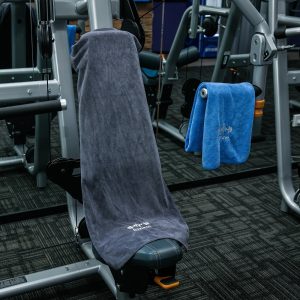 🏋️‍♂️ منشفة رياضية XL سريعة الجفاف – مايكروفايبر فاخرة 🏋️‍♂️ احصل على الراحة والعملية مع منشفة رياضية كبيرة الحجم مستطيلة، مثالية للجيم، السباحة، السبا أو السفر. ✅ قماش مايكروفايبر فخم بامتصاص عالي وسرعة جفاف فائقة. ✅ تصميم استوائي أنيق يضيف لمسة عصرية. ✅ مقاس كبير مستطيل يغطي احتياجاتك في التمرين أو الاستحمام. ✅ متينة وخفيفة الوزن تناسب أسلوب الحياة النشط. ✅ مثالية للجيم، المسبح، السفر أو الاستخدام المنزلي. المنشفة العملية لعشاق الرياضة والحياة النشيطة. ✨